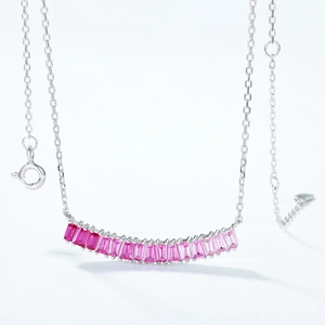 S925 zilveren ketting met gebogen hanger van roze baguette geslepen edelstenen