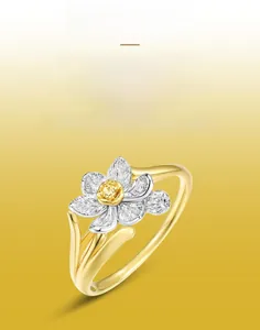 Détail macro de la bague narcisse en argent S925 avec finition dorée et pétales brossés