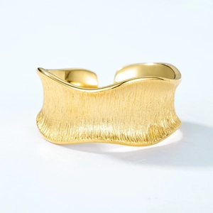 Bague large ouverte dorée moderne avec finition brossée et bords ondulés élégants