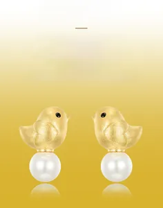Détail de boucles d'oreilles oiseaux en argent S925 brossé main avec perles pendantes