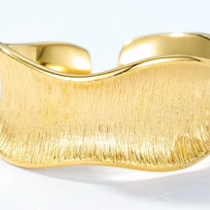 Bracelet jonc doré brossé avec bords ondulés irréguliers et texture moderne unique