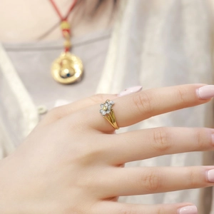 Bague fleur de narcisse en argent S925 avec pétales givrés et accents dorés