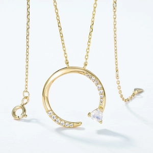 Collana in argento S925 placcata oro con ciondolo ad anello irregolare e pietra di luna