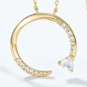 Elegante collana in argento S925 dorato con ciondolo a cuore in pietra di luna e cristalli