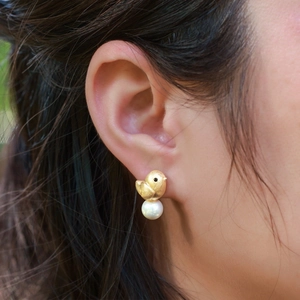 Boucles d'oreilles oiseaux faites main en métal doré brossé et perle élégante