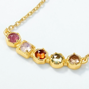 Collier en argent S925 plaqué or avec cinq pierres précieuses colorées serties griffes