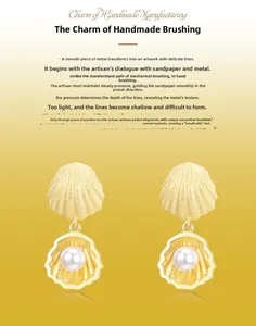 Détails de boucles d'oreilles coquillage en or brossé avec perles blanches fines