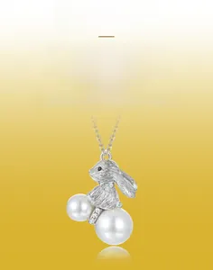 Vue détaillée du pendentif lapin en argent brossé avec perle blanche et petits cristaux