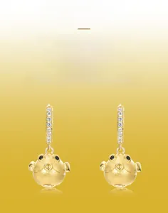 Gros plan sur les boucles d'oreilles oiseaux en argent doré avec texture métal brossé