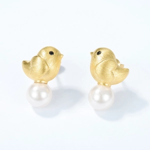 Boucles d'oreilles oiseau en or artisanal avec texture brossée et perles blanches