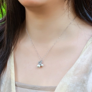 Collier lapin en argent sterling S925 avec perles de nacre porté au cou d'une femme