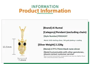 Vue détaillée du pendentif hibou en argent S925 avec placage or et oxydes de zirconium