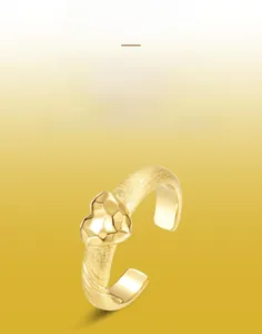 Detailansicht eines handgefertigten gebürsteten Goldherzrings mit Textur-Finish