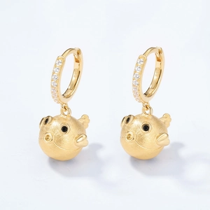 Boucles d'oreilles poisson-globe en argent S925 doré avec texture brossée et cristaux