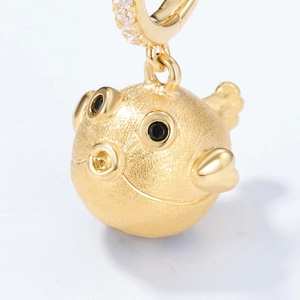 Pendentif poisson-globe en or 18 carats avec texture brossée et détails en zircon