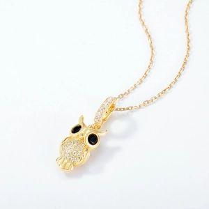 Collier hibou élégant en argent S925 doré avec pavage de zircons blancs brillants