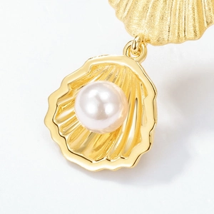 Boucles d'oreilles coquillage en argent S925 avec perle blanche et texture brossée dorée