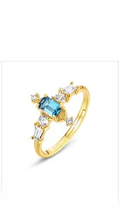 Détail d'une bague topaze bleue de Londres avec halo de zircones sur anneau doré 18K