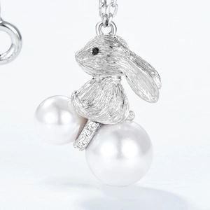 Collier en argent S925 avec pendentif lapin aux longues oreilles et perles blanches