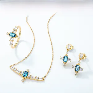 Vue macro de l'ensemble bijoux argent S925 vintage avec pierres topaze bleue