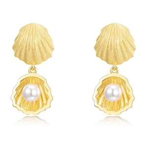 Élégantes boucles d'oreilles pendantes en perles et coquillages dorés avec fini brossé