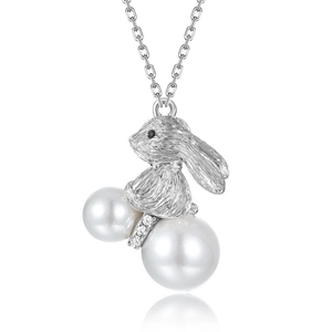 Collier artisanal avec pendentif lapin en argent brossé et perles blanches élégantes