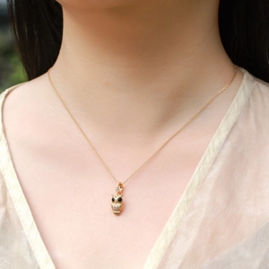 Élégant collier pendentif hibou doré pour femme avec zircons scintillants sur chaîne dorée
