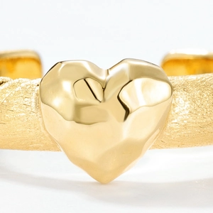 S925 Silberring im italienischen Stil mit gebürstetem Gold und facettiertem Herzdesign
