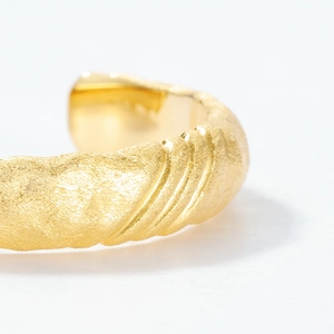 Italian style S925 sterling silver ring with gold brushed finish and hammered texture