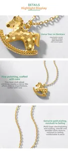 Détail macro de la texture brisée sur le pendentif cheval à bascule en argent doré