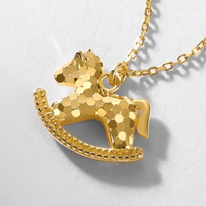 Pendentif cheval à bascule doré en argent S925 avec surface texturée de luxe raffinée