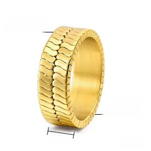Anello in acciaio al titanio dorato da 7mm con design a strisce e dettagli lucidi