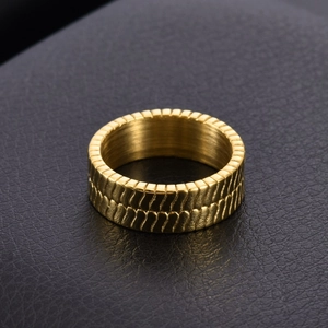Anello minimalista in acciaio inossidabile 18K con trama industriale e finitura opaca
