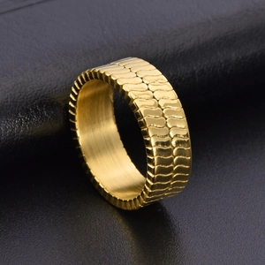Anello in acciaio al titanio 18K lucidato con design a strisce e interno spazzolato per uomo