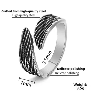 Makro-Detail des verstellbaren Engelsflügel-Rings mit Vintage-Finish und Maßen