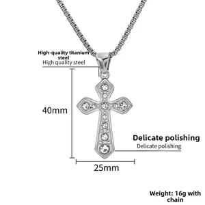Pendentif croix en acier titane poli serti de zircons avec chaîne gourmette carrée