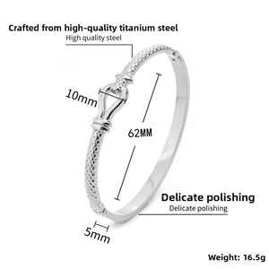 Detailsicht des silbernen Titanstahl-Armbands mit Rautenmuster und Schnallenverschluss