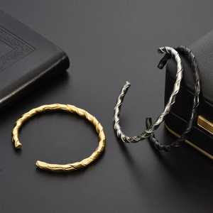 Bracelet jonc minimaliste en forme de C torsadé en or argent et acier noir