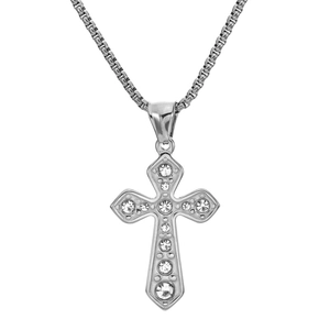 Détail d'un pendentif croix argenté avec strass brillants et une chaîne vénitienne
