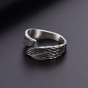 Retro Edelstahlring mit detaillierten Engelsflügeln und antikem Silber-Finish Design