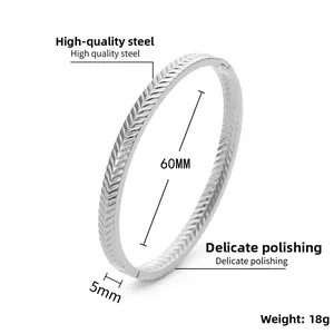 Détail du bracelet en acier de 5mm avec gravure en V et diamètre intérieur de 60mm
