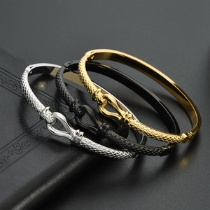 Titanstahl-Armreifen mit Hufeisenschnalle in Gold, Schwarz und Silber, strukturiertes Design