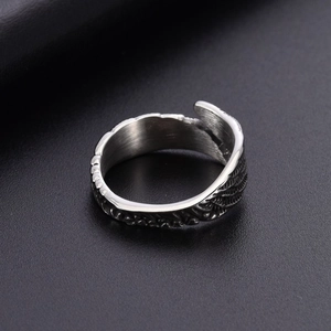 Nahaufnahme des Vintage-Ringes aus Titanstahl mit detaillierter Federgravur-Textur