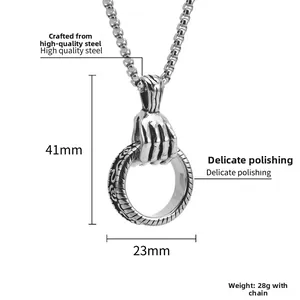 Dettaglio del ciondolo mano di scheletro vintage con misure 41mm altezza e 23mm