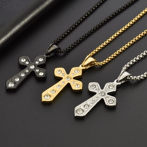 Colliers pendentifs croix tendance avec cristaux en finitions noir, or et argent