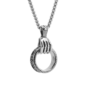 Collana con Pendente ad Anello con Impugnatura a Mano in Teschio Retrò in Acciaio al Titanio da Uomo Punk Gotico Argento Antico