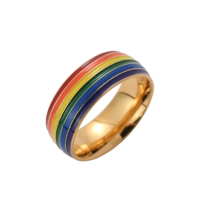 Bague minimaliste en émail arc-en-ciel et acier inoxydable doré vue sous un angle de 45 degrés