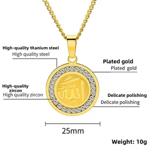 Détail macro du pendentif rond 25 mm plaqué or 18 carats avec zircons et texte en arabe