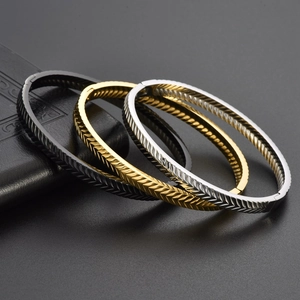 Ensemble de trois bracelets en acier inoxydable or, argent et noir avec gravure en V