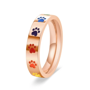 Vue détaillée de la bague en acier or rose 18K avec empreintes de pattes multicolores
